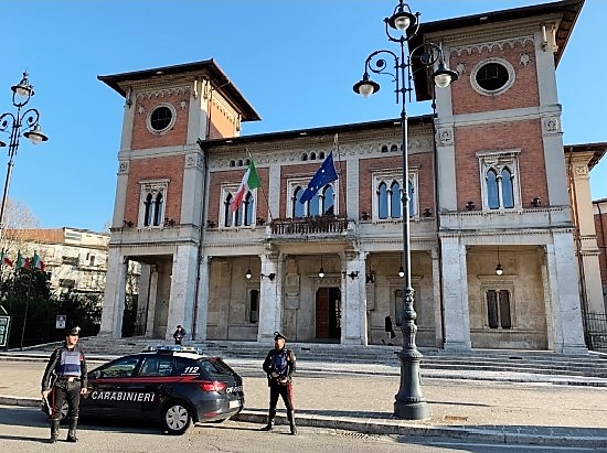 CARABINIERI AZ DAVANTI MUNICIPIO