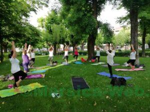 DONNE YOGA CACCIATE DA PIAZZA TORLONIA 4