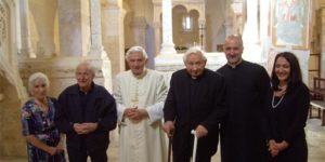 Benedetto XVI e il fratello Georg Ratzinger a destra del Papa nella foto nella chiesa di Santa Maria in Valle Porclaneta