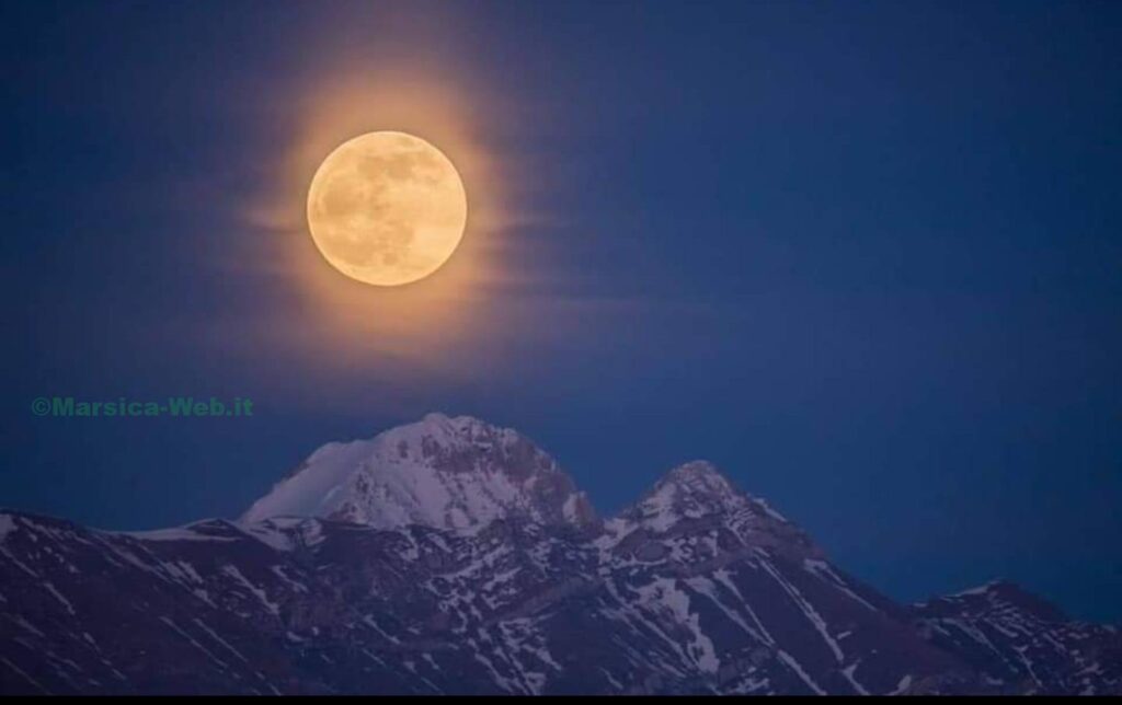 La Luna Piena Regala Spettacolo Sul Gran Sasso La Foto Spopola Nel Web Marsica Web Il