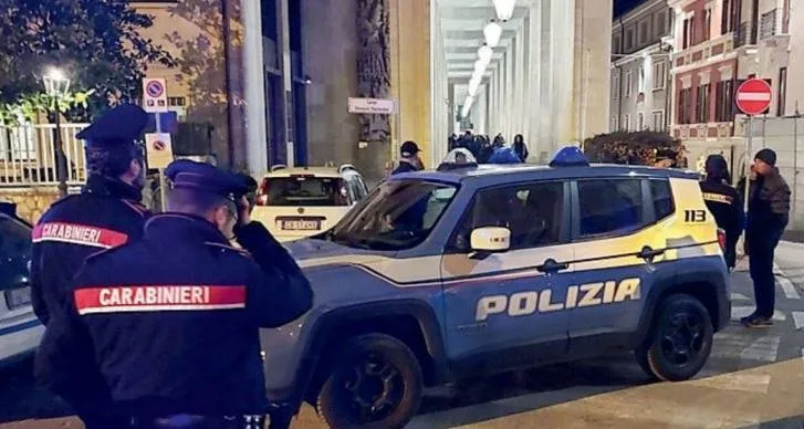 polizia e carabinieri in cemntro a l aquila jpg