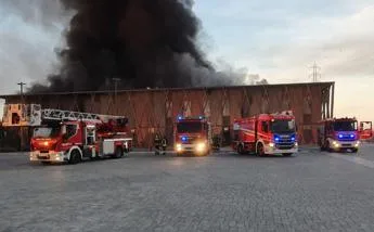 Incendio devasta azienda a Cavenago di Brianza fumo e fiamme vicino alla A4 Video jpg