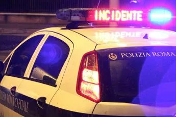 Roma auto con sei persone a bordo si schianta contro albero due morti jpg