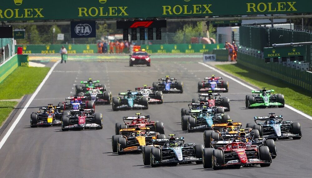 16 LECLERC Charles (mco), Scuderia Ferrari SF-24, 44 HAMILTON Lewis (gbr), Mercedes AMG F1 Team W15, 11 PEREZ Sergio (mex), Red Bull Racing RB20, action, start of the race, depart, during the Formula 1 Rolex Belgian Grand Prix 2024, 14th round of the 2024 Formula One World Championship from July 26 to 28, 2024 on the Circuit de Spa-Francorchamps, in Stavelot, Belgium