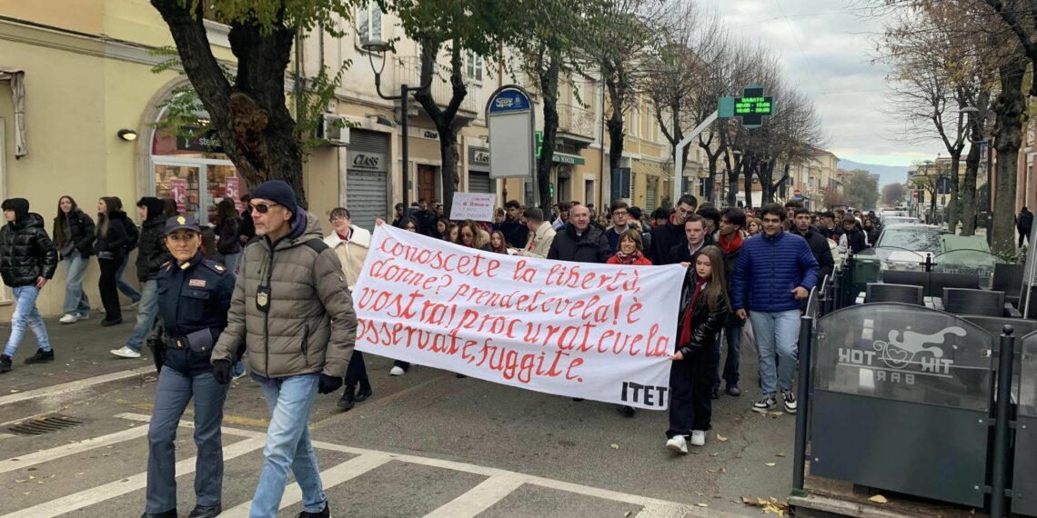 AVEZZANO IN PIAZZA CONTRO LA VIOLENZA DI GENERE STUDENTI E CITTADINI UNITI PER DIRE BASTA